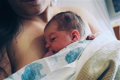 Mom skin-to-skin with her newborn in the hospital