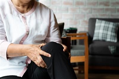 Woman clutching knee in pain